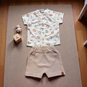 Conjunto Bebê Masculino Camisa Safari Leões e Zebras + Short Texturizado Bege