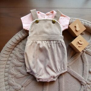 Jardineira Bebê Feminina com Body Rosa - Conjunto Vintage com Botões