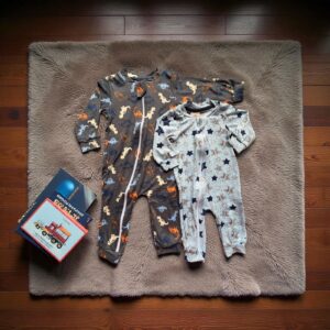 Macacão Bebê Manga Longa com Pé - Estampas Masculinas (Dinossauros + Estrelas Cinza)