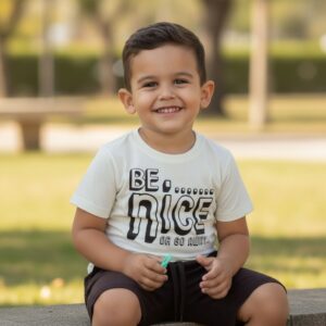 Conjunto Infantil Menino "Be Nice" - Camiseta Off-White + Short Preto Básico